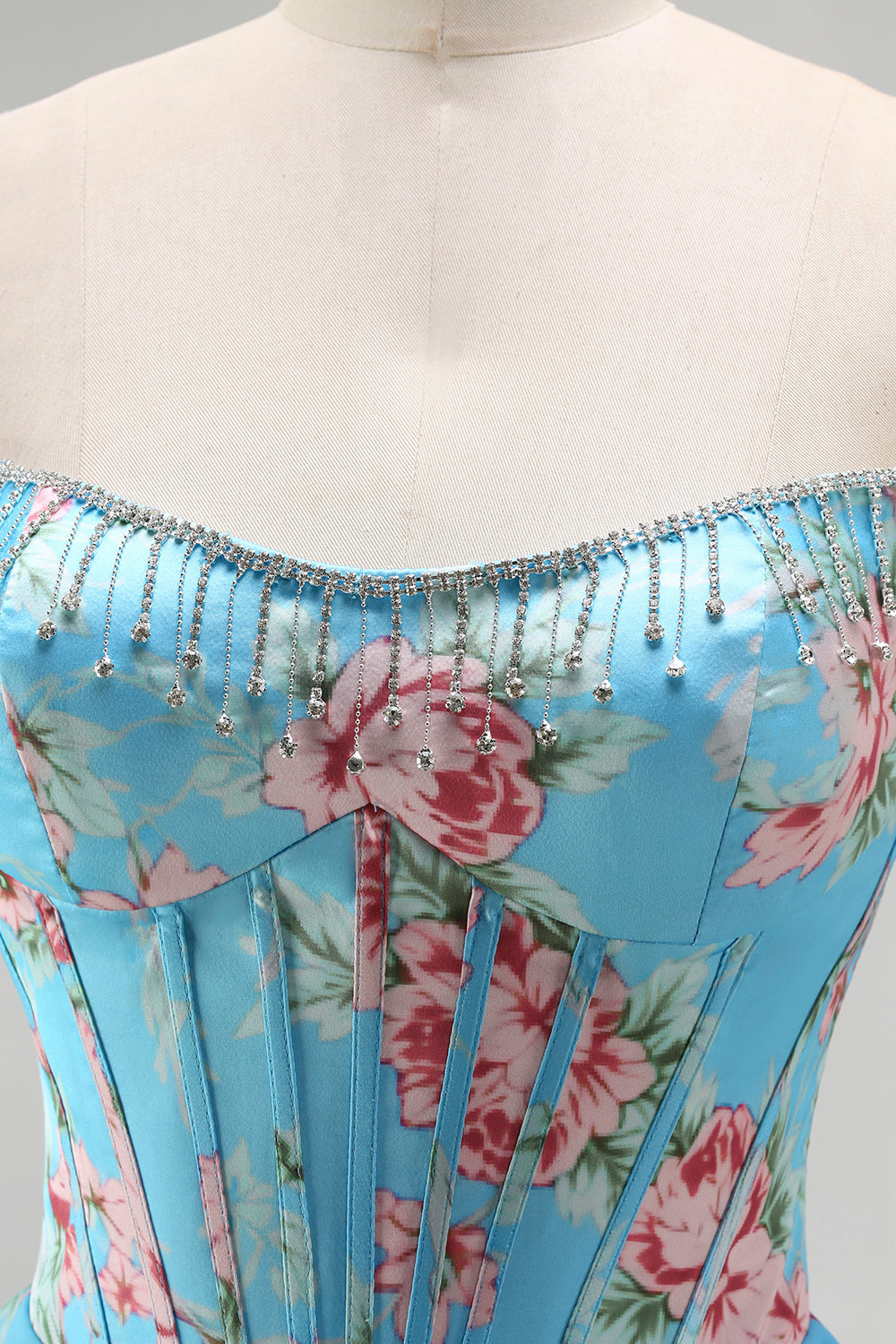 Robe de bal longue bleu foncé sans bretelles coupe trapèze avec bustier corset floral et jupe en mousseline à volants