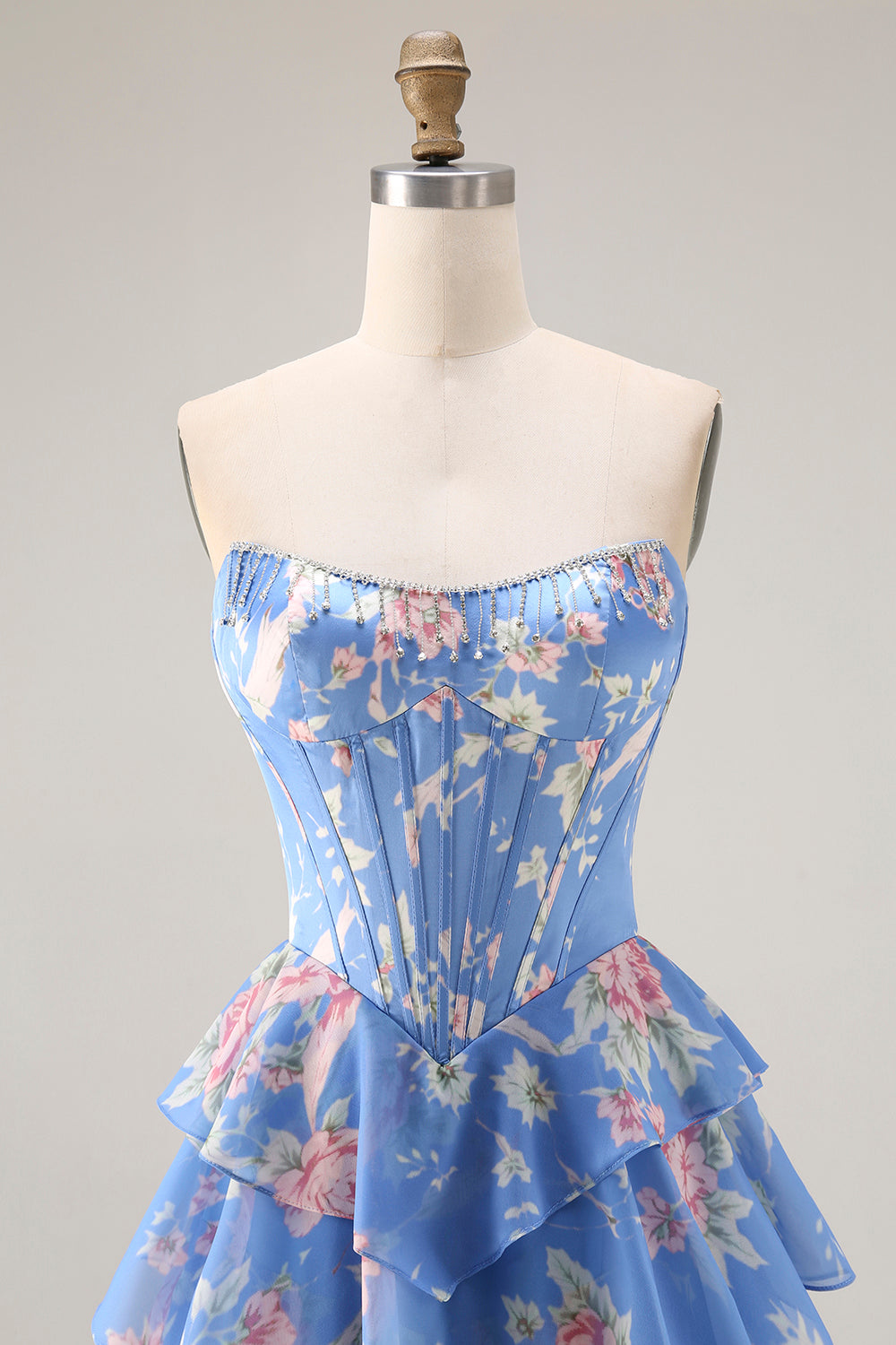 Robe de bal longue bleu foncé sans bretelles coupe trapèze avec bustier corset floral et jupe en mousseline à volants