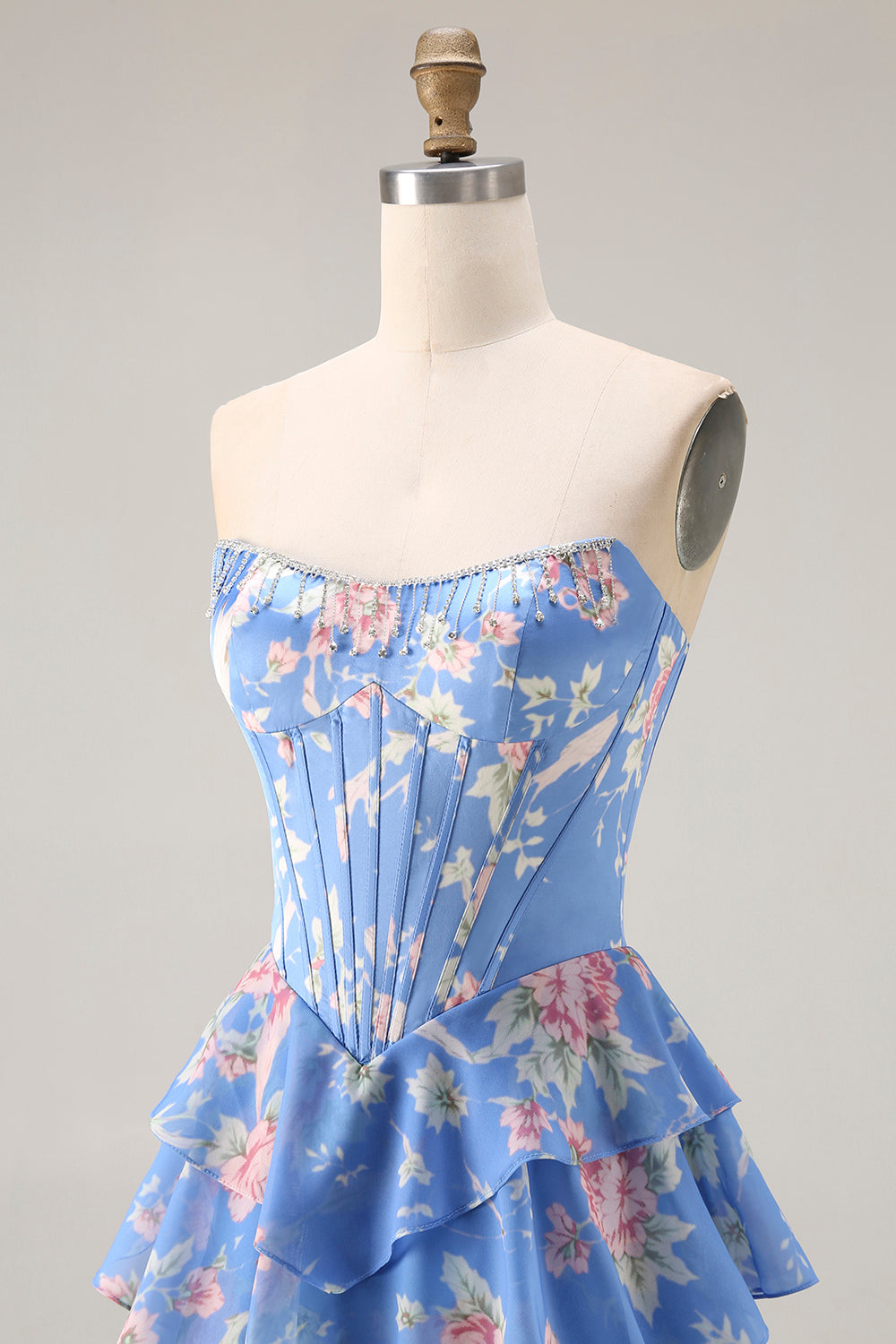 Robe de bal longue bleu foncé sans bretelles coupe trapèze avec bustier corset floral et jupe en mousseline à volants