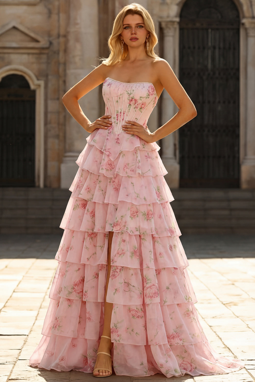 Robe de bal longue bleu foncé sans bretelles coupe trapèze avec bustier corset floral et jupe en mousseline à volants