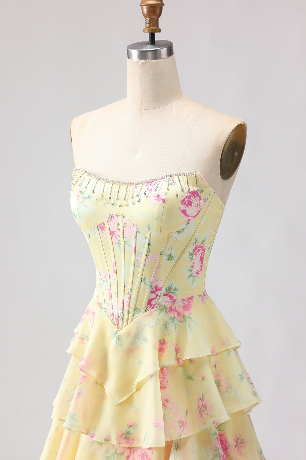 Robe de bal longue bleu foncé sans bretelles coupe trapèze avec bustier corset floral et jupe en mousseline à volants