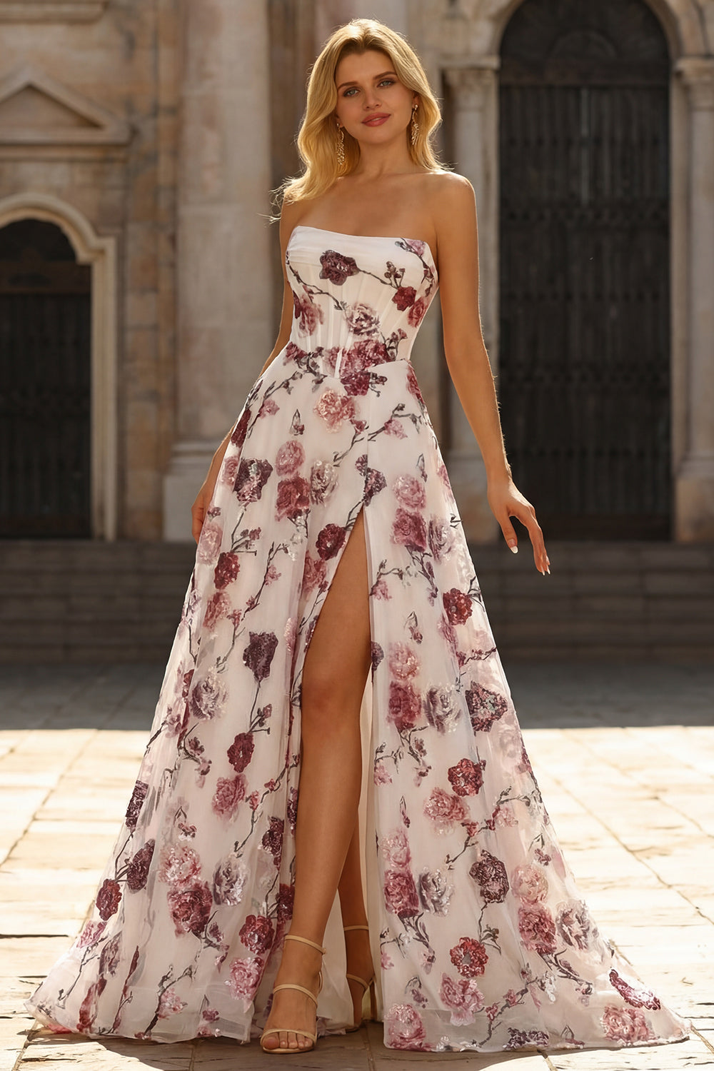 Robe de bal longue sans bretelles rouge et blanche avec fente, taille basque et coupe trapèze