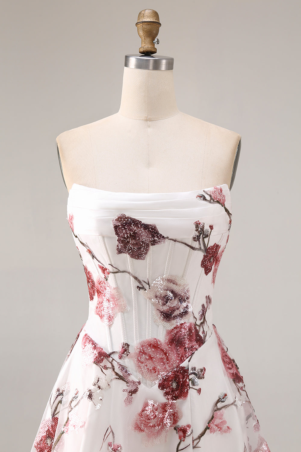 Robe de bal longue sans bretelles rouge et blanche avec fente, taille basque et coupe trapèze