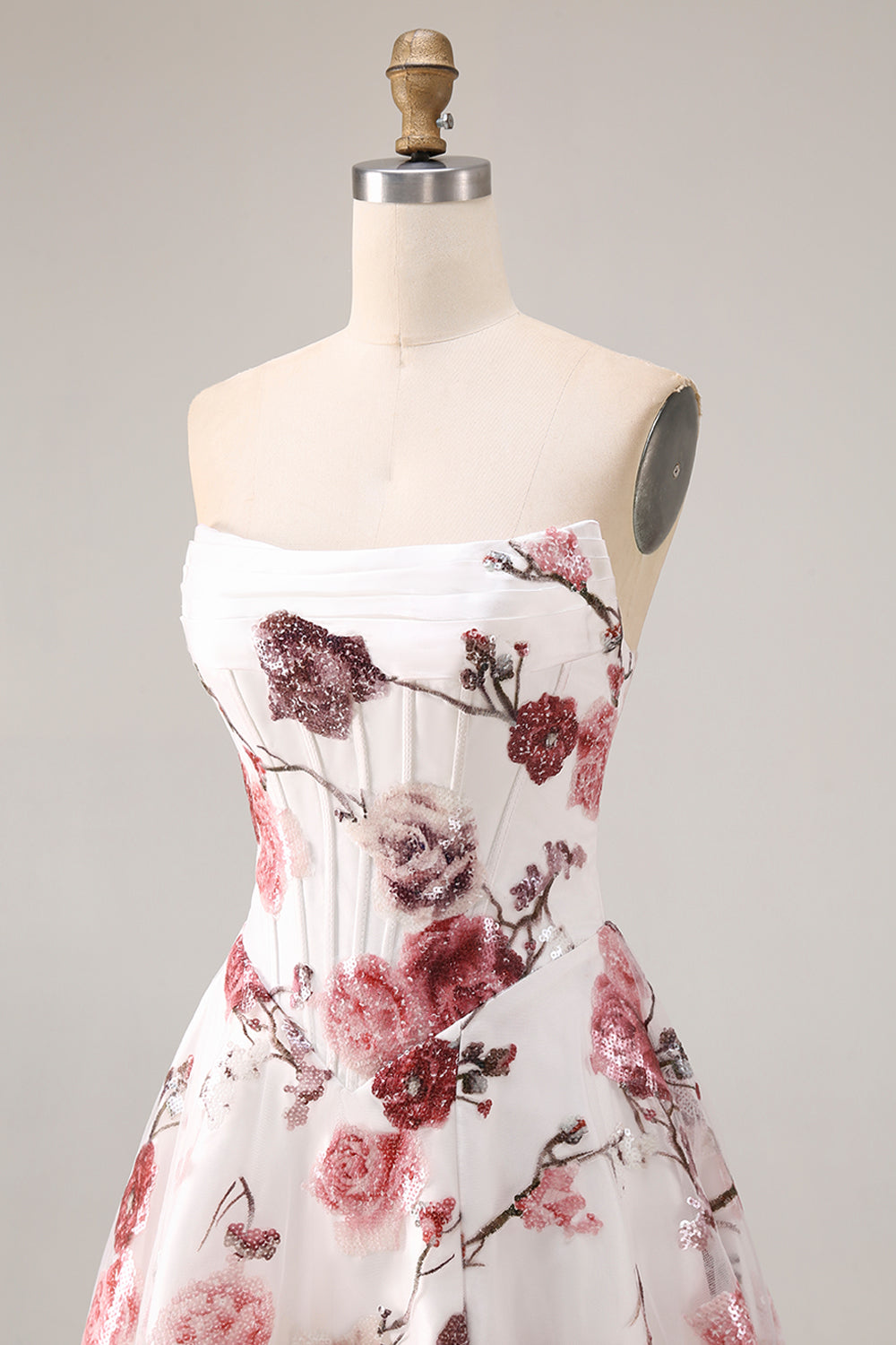 Robe de bal longue sans bretelles rouge et blanche avec fente, taille basque et coupe trapèze