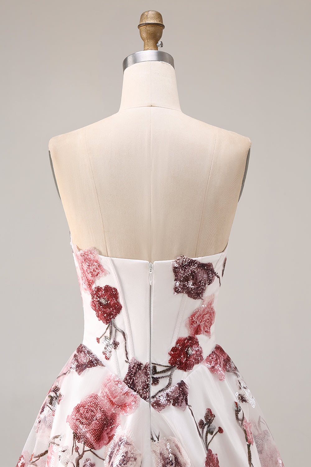 Robe de bal longue sans bretelles rouge et blanche avec fente, taille basque et coupe trapèze
