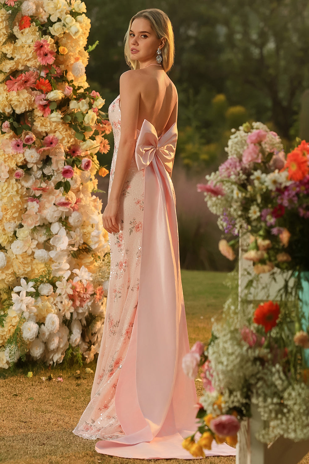 Robe de soirée longue sirène fendue à sequins scintillante avec grand nœud et dos nu