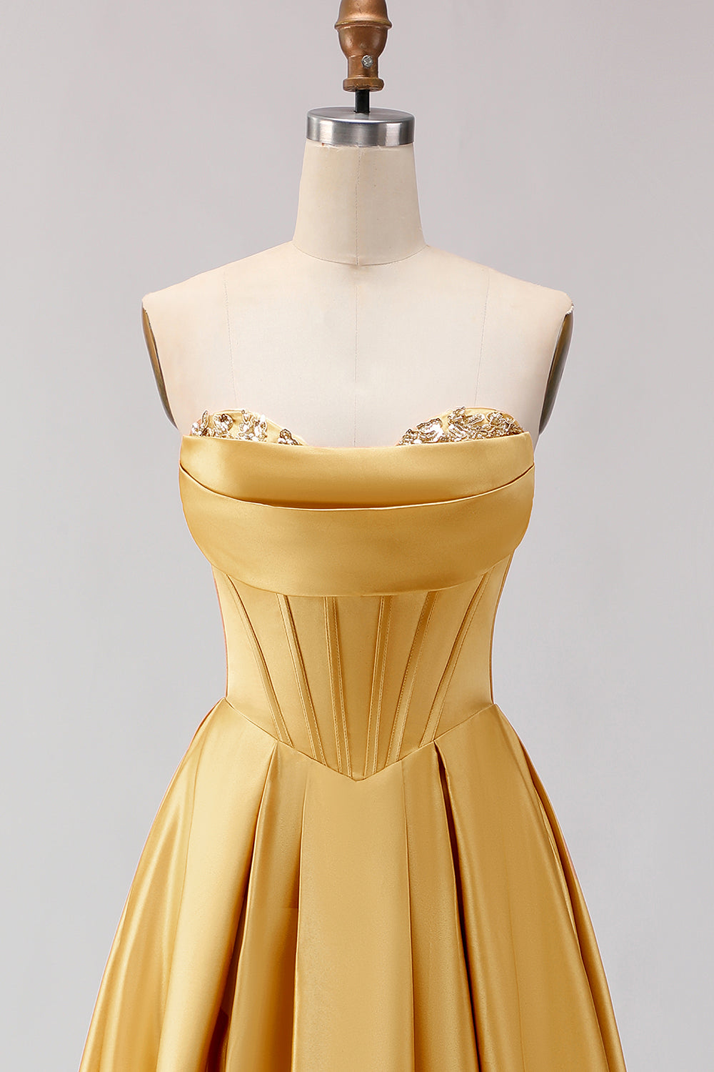 Robe de bal longue en satin doré sans bretelles, coupe trapèze avec corset