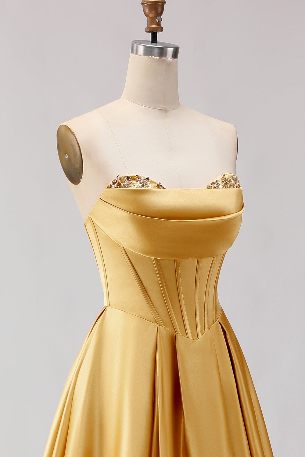 Robe de bal longue en satin doré sans bretelles, coupe trapèze avec corset