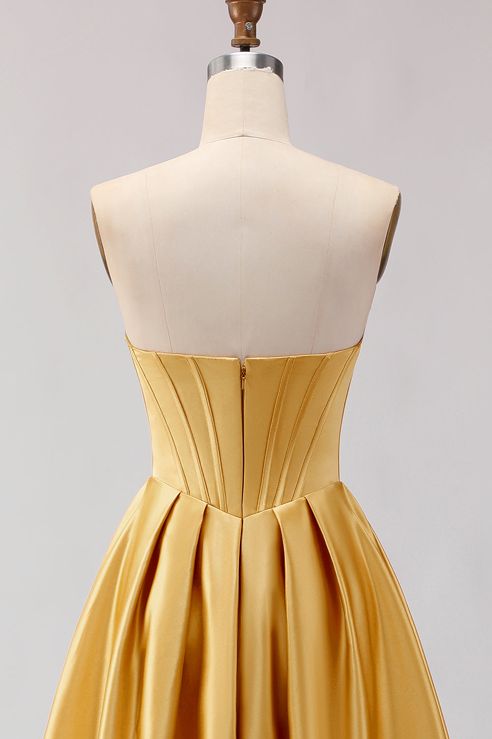 Robe de bal longue en satin doré sans bretelles, coupe trapèze avec corset