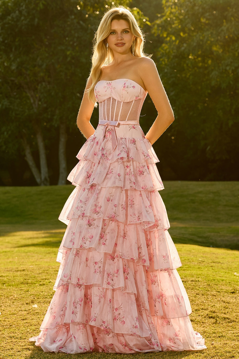 Robe de bal longue rose sans bretelles à corset floral perlé et volants étagés de coupe trapèze