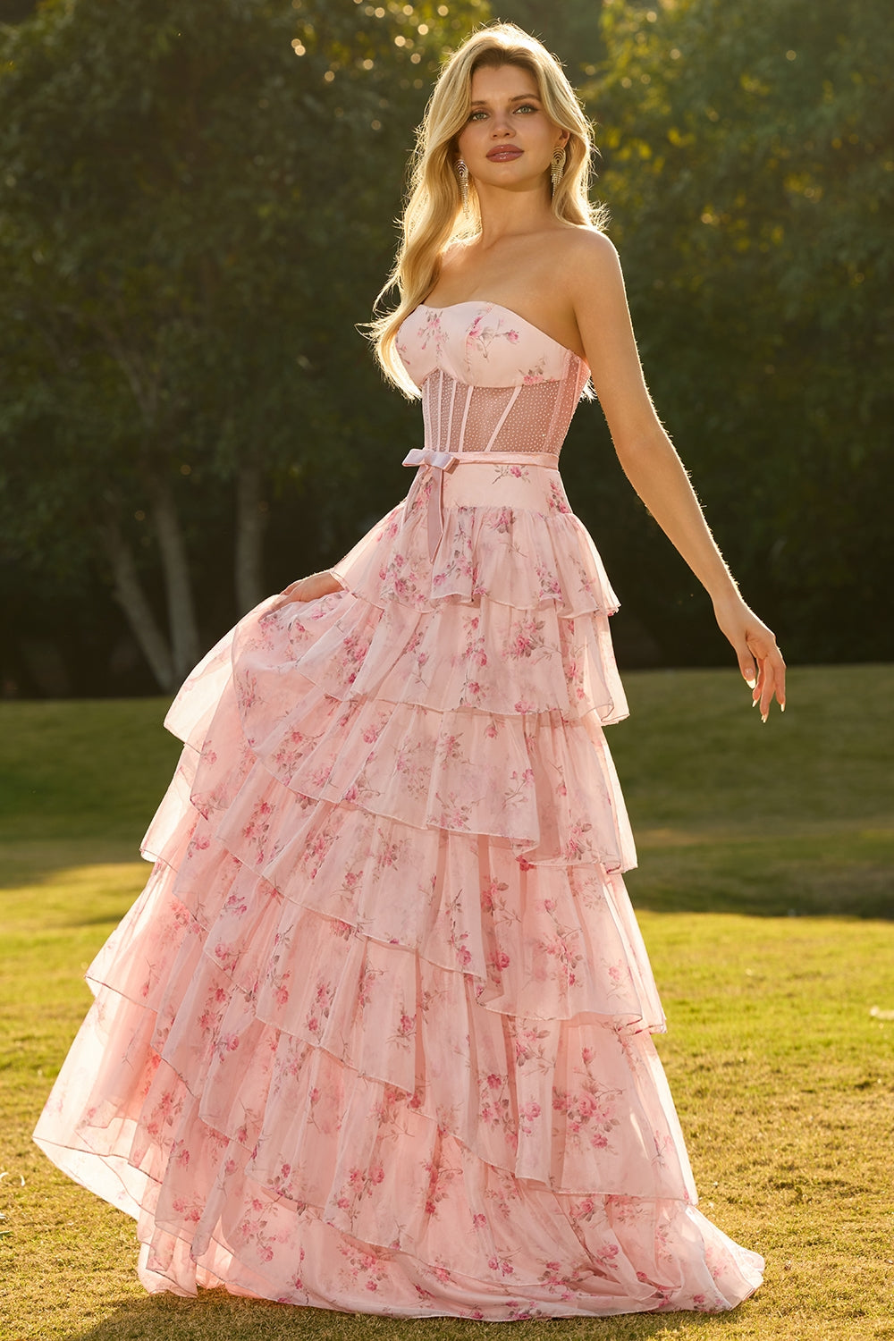 Robe de bal longue rose sans bretelles à corset floral perlé et volants étagés de coupe trapèze