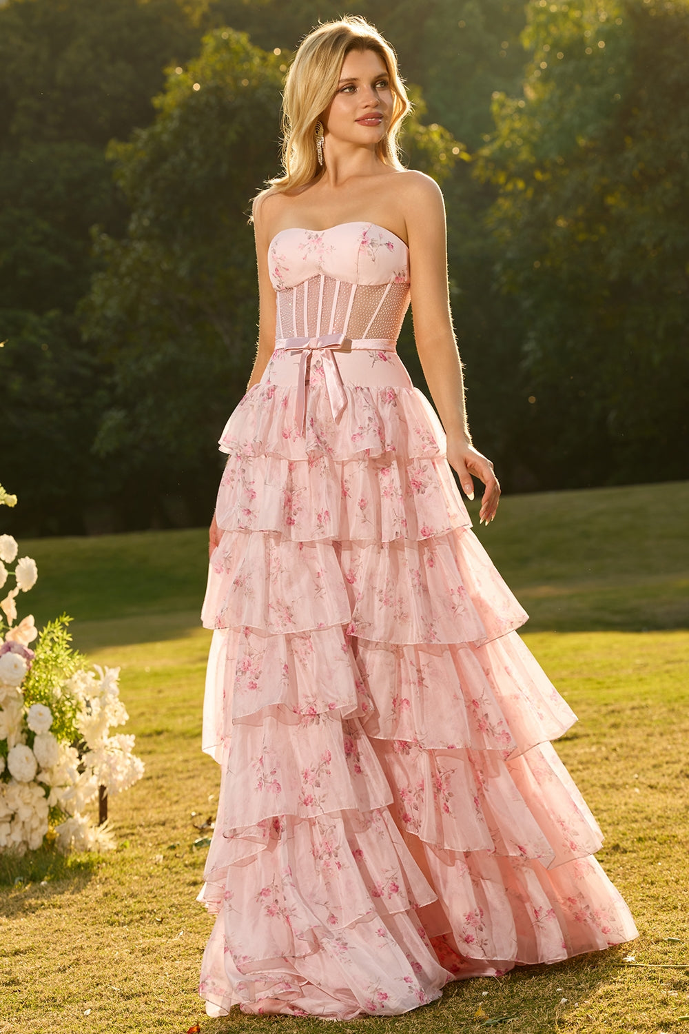 Robe de bal longue rose sans bretelles à corset floral perlé et volants étagés de coupe trapèze