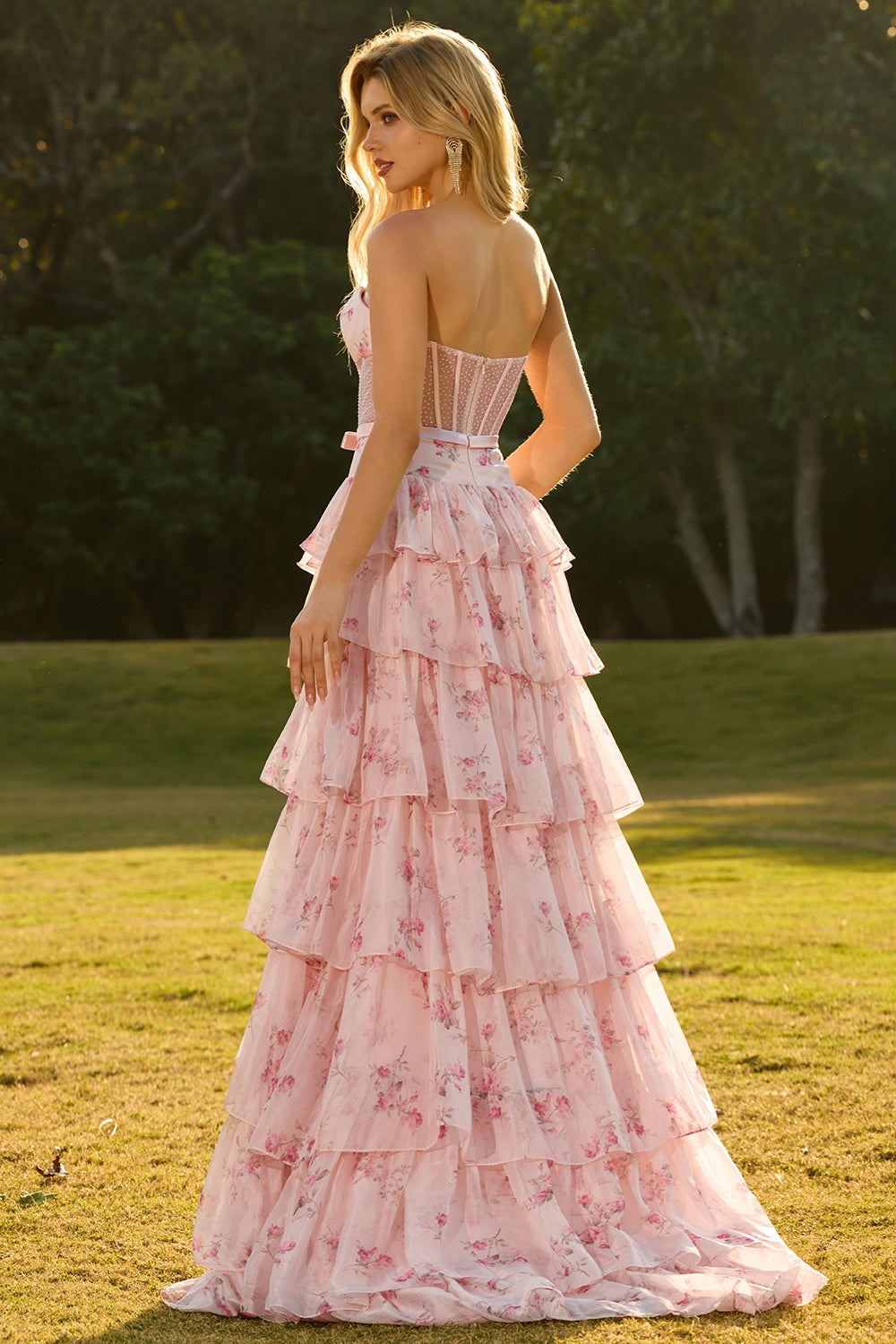Robe de bal longue rose sans bretelles à corset floral perlé et volants étagés de coupe trapèze