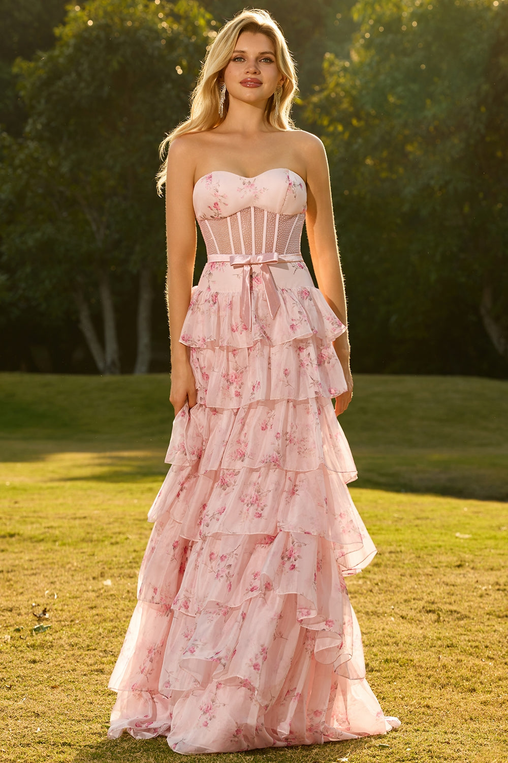 Robe de bal longue rose sans bretelles à corset floral perlé et volants étagés de coupe trapèze