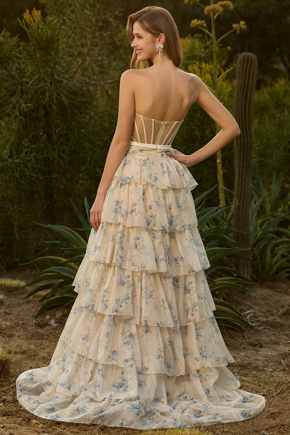 Robe de bal longue rose sans bretelles à corset floral perlé et volants étagés de coupe trapèze