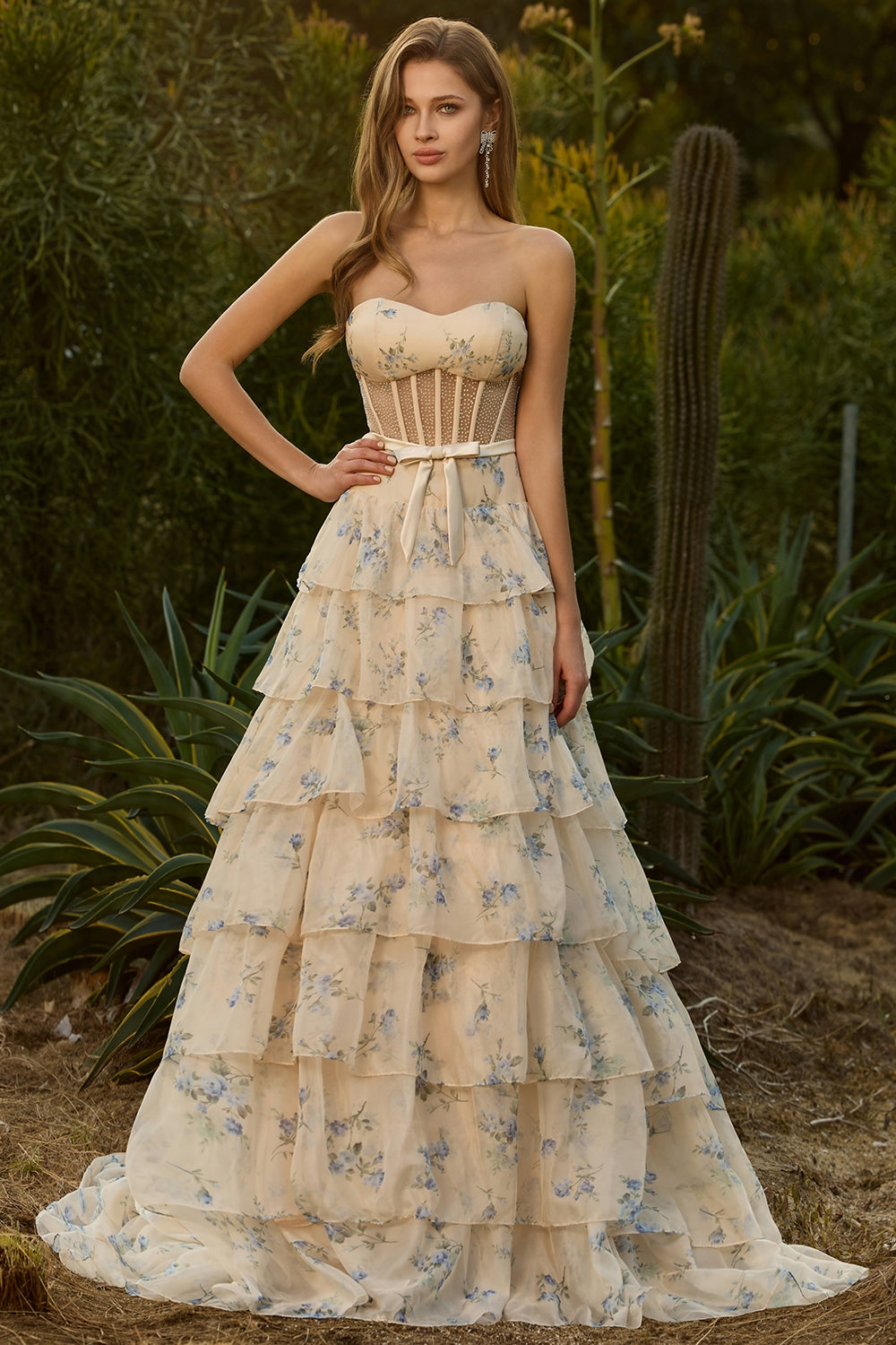 Robe de bal longue rose sans bretelles à corset floral perlé et volants étagés de coupe trapèze