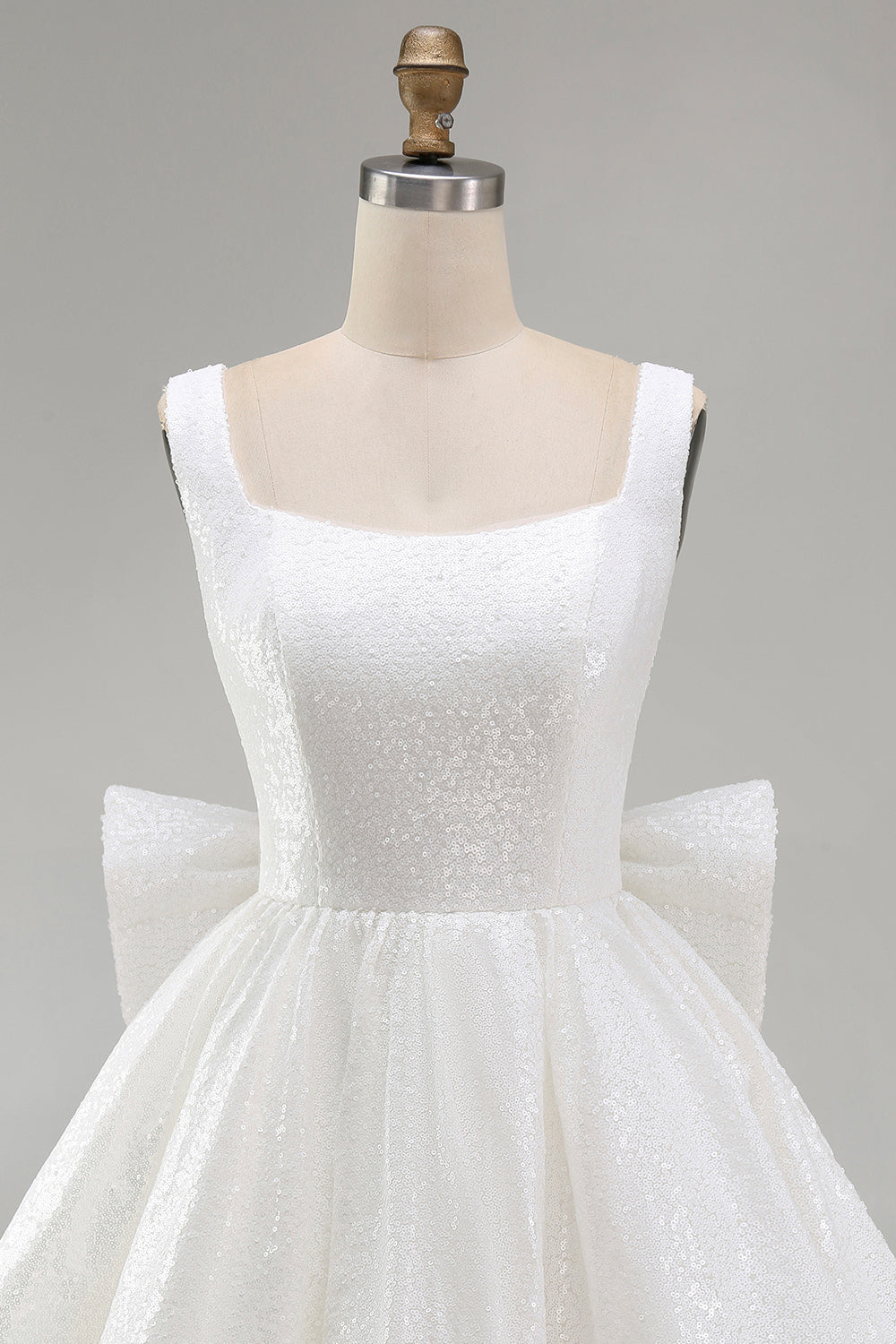 Robe courte de bal de promo en forme de trapèze à encolure carrée en ivoire pailleté et sequins, avec grand nœud au dos