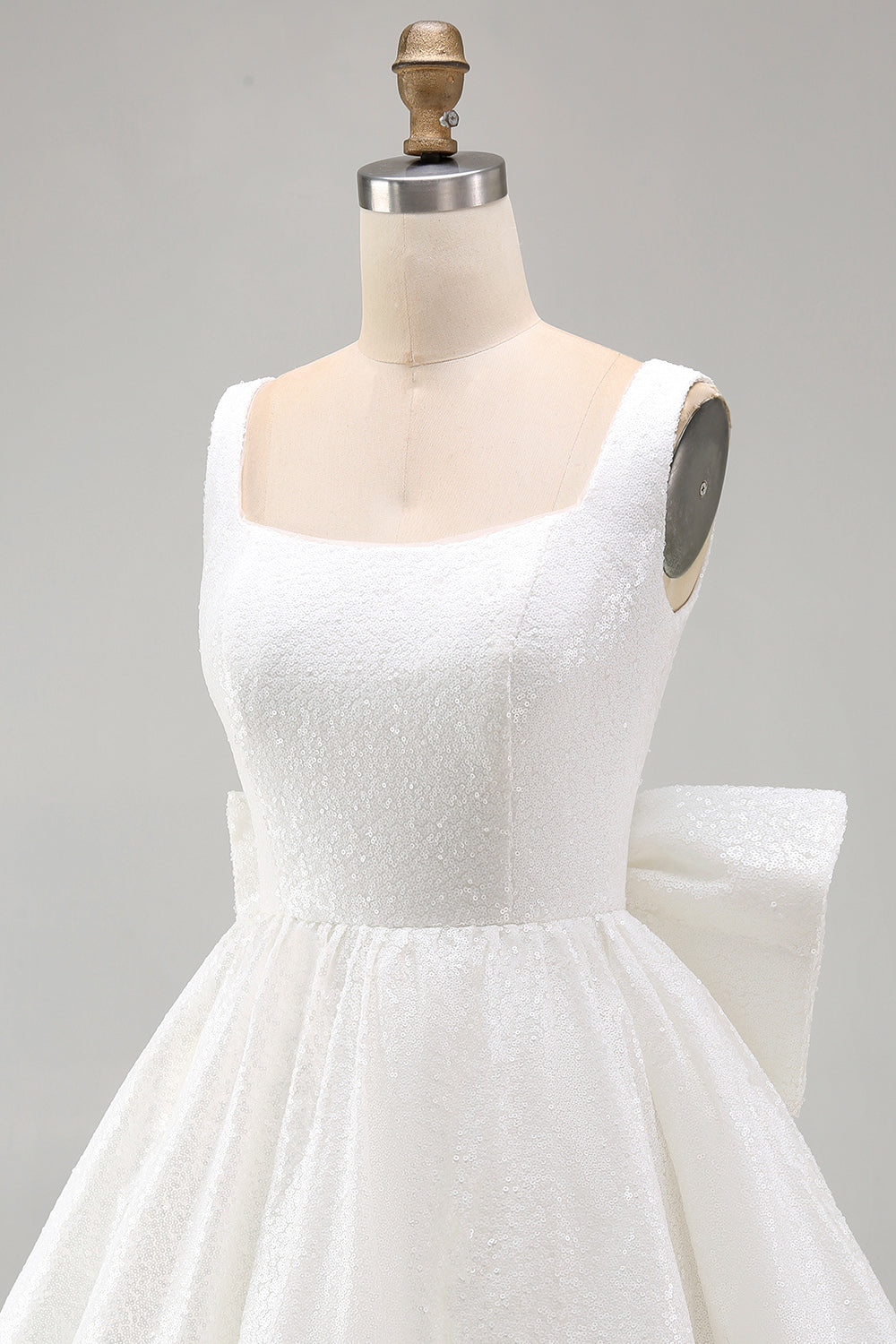 Robe courte de bal de promo en forme de trapèze à encolure carrée en ivoire pailleté et sequins, avec grand nœud au dos