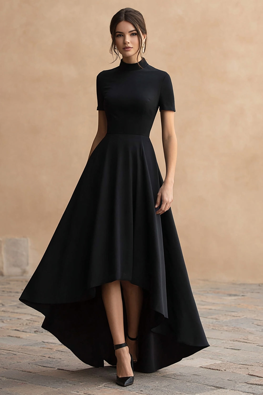 Robe de soirée longue asymétrique en satin noir coupe trapèze