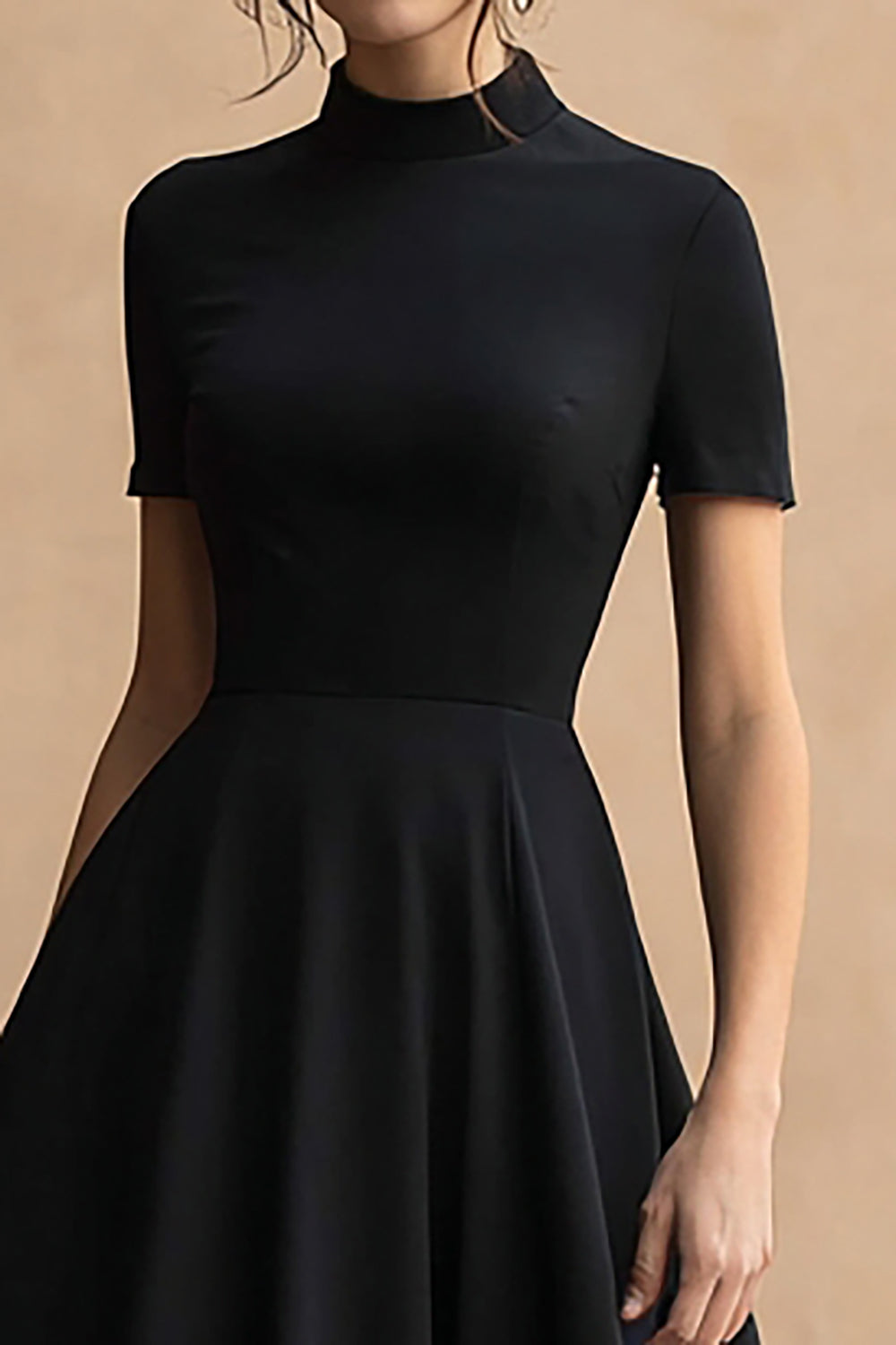 Robe de soirée longue asymétrique en satin noir coupe trapèze