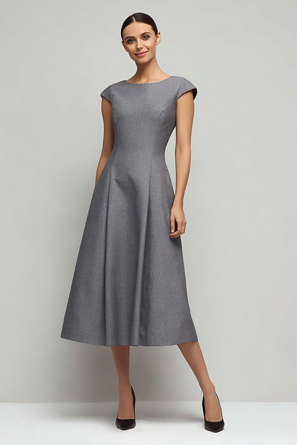Robe de travail longue simple gris avec manches courtes et coupe évasée