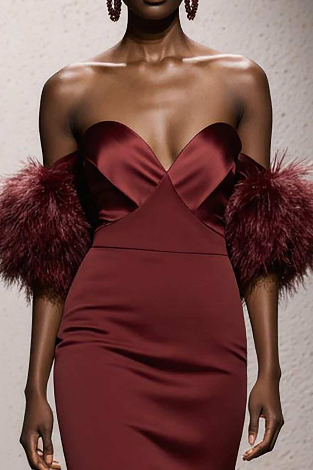 Robe de Soirée de Gala Longue Sirène en Satin Bourgogne "Sweetheart" avec Plumes