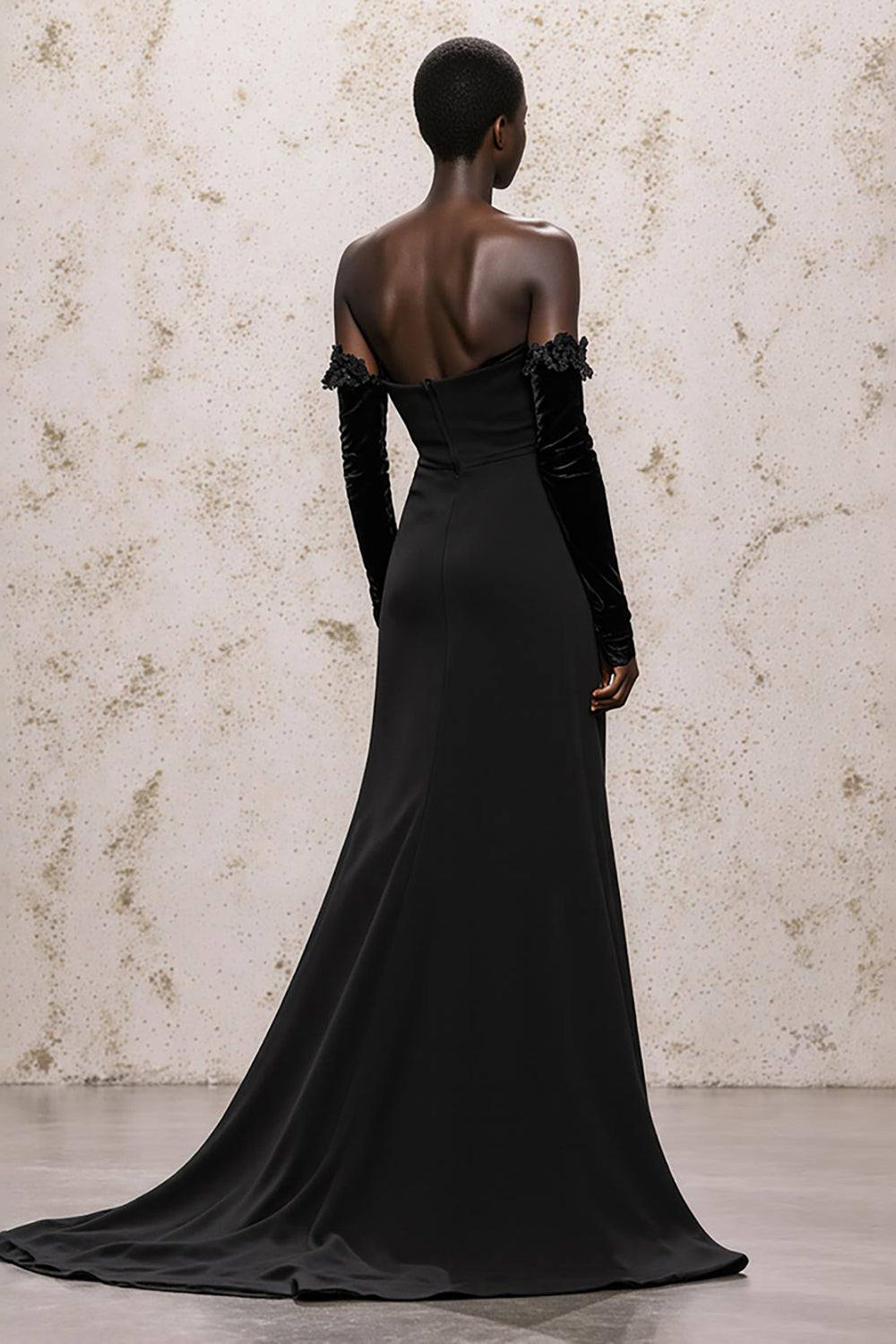 Vestido formal de terciopelo negro entallado con hombros descubiertos y mangas largas
