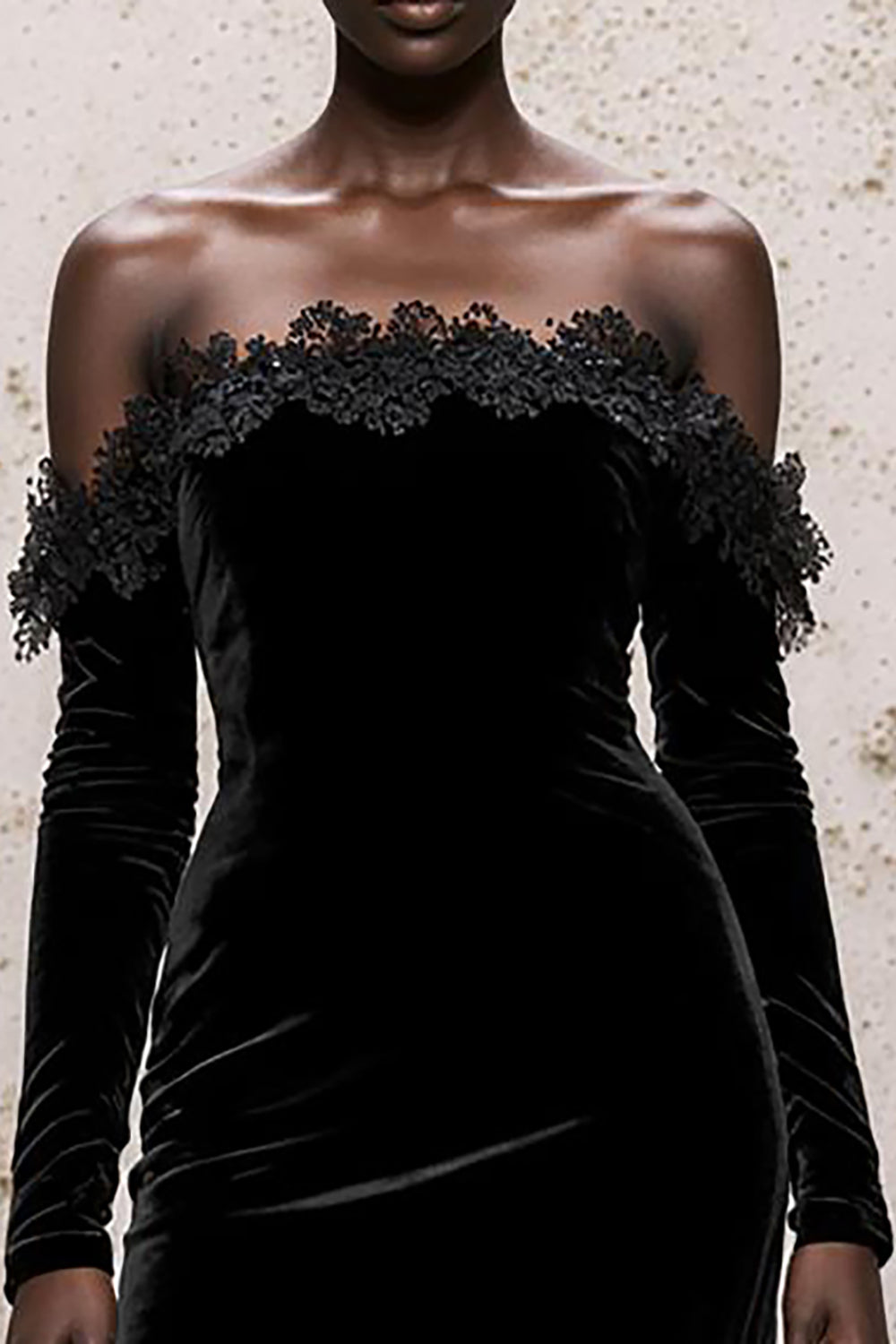 Vestido formal de terciopelo negro entallado con hombros descubiertos y mangas largas
