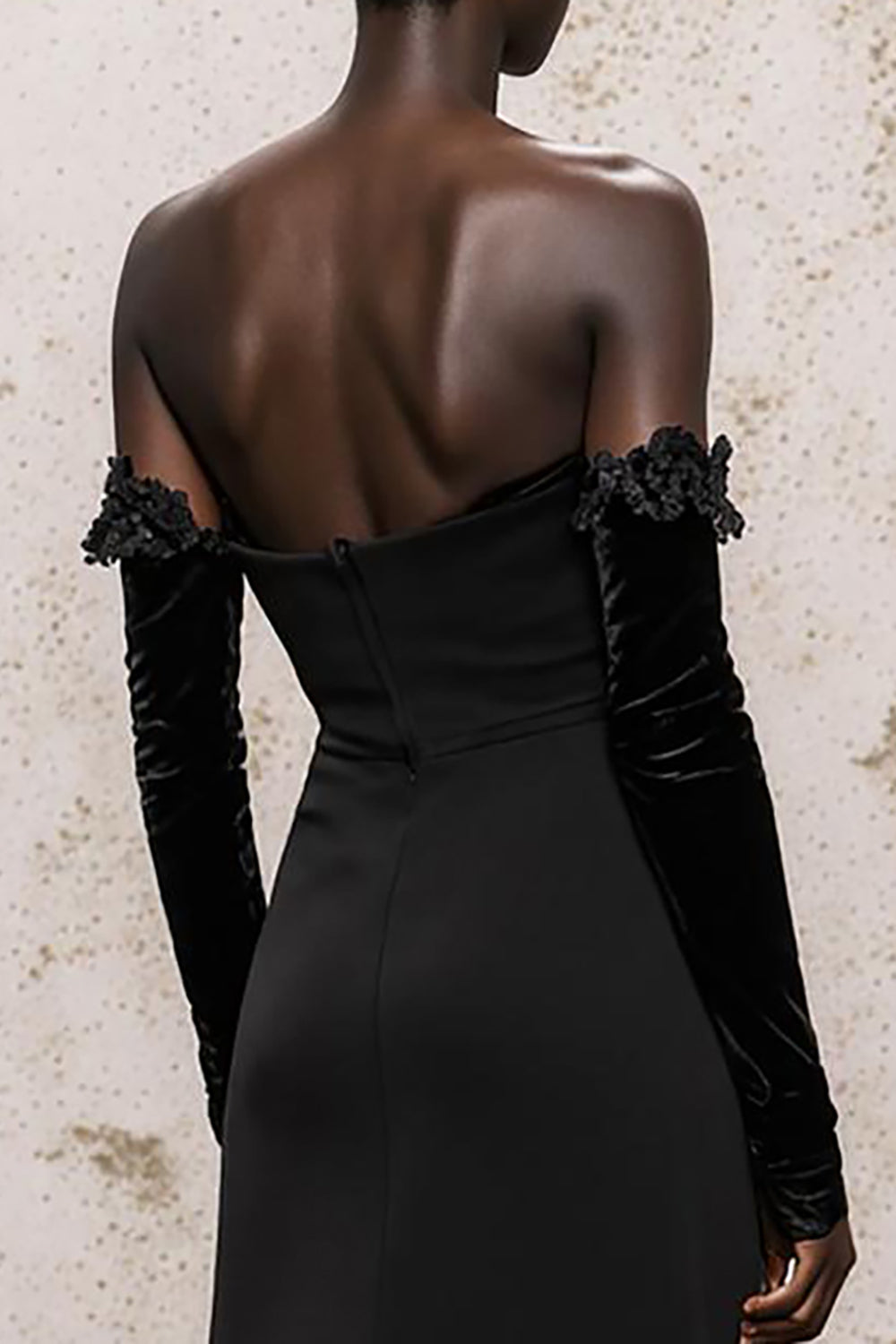 Vestido formal de terciopelo negro entallado con hombros descubiertos y mangas largas