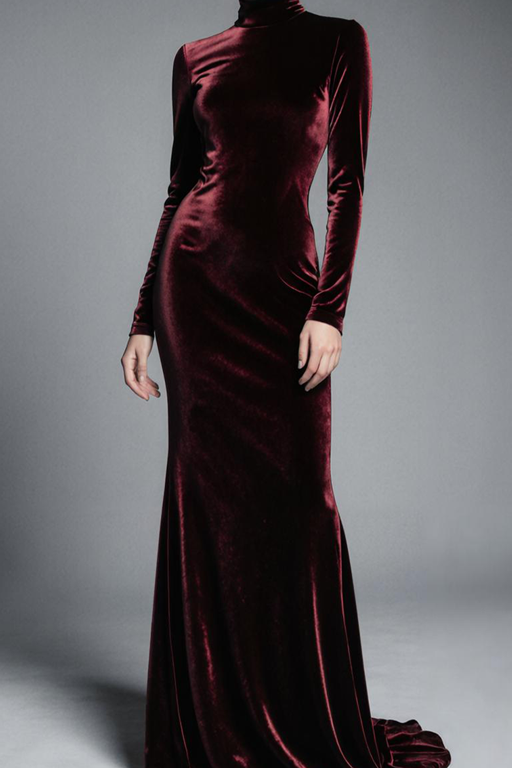 Robe de soirée fourreau en velours cabernet à manches et col montant