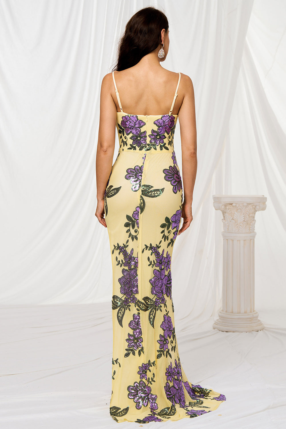 Robe de bal jaune sirène à fines bretelles, traîne balayée et fleurs