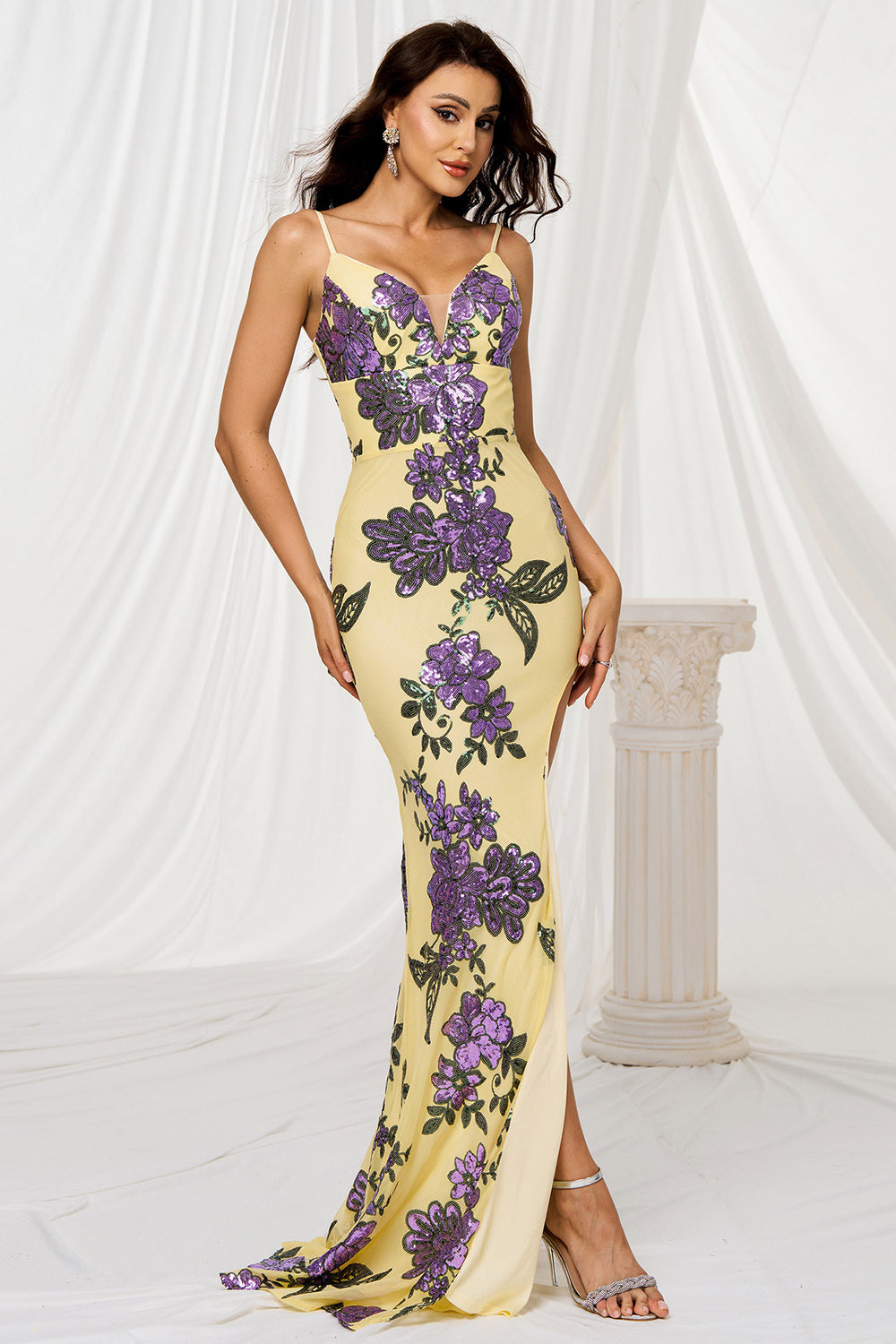 Robe de bal jaune sirène à fines bretelles, traîne balayée et fleurs