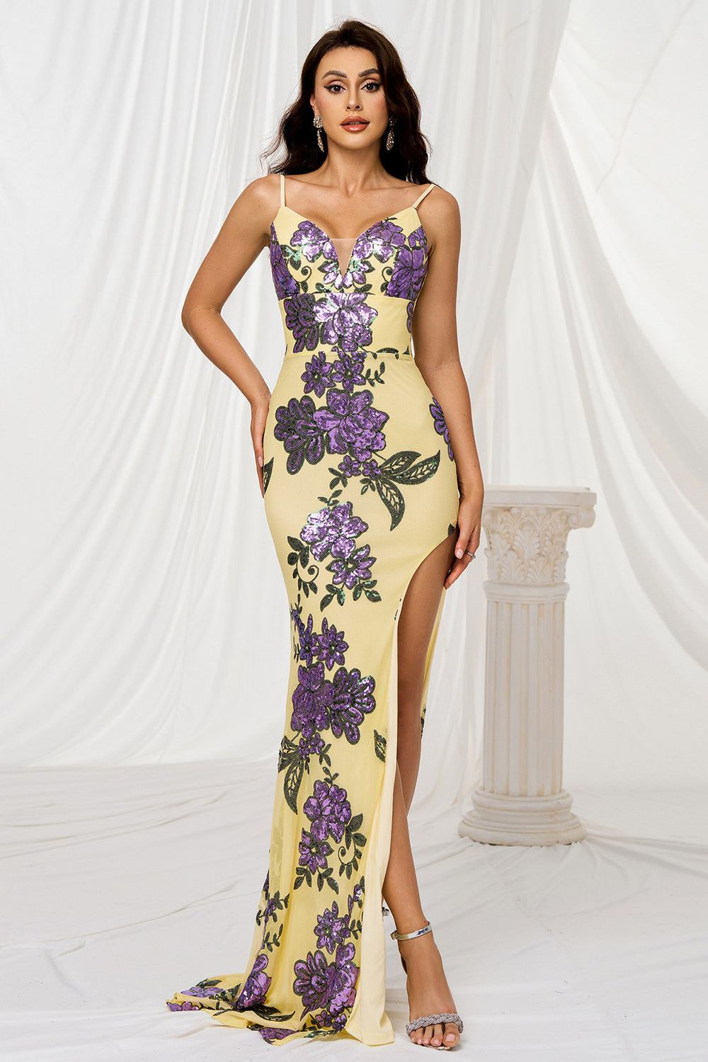 Robe de bal jaune sirène à fines bretelles, traîne balayée et fleurs