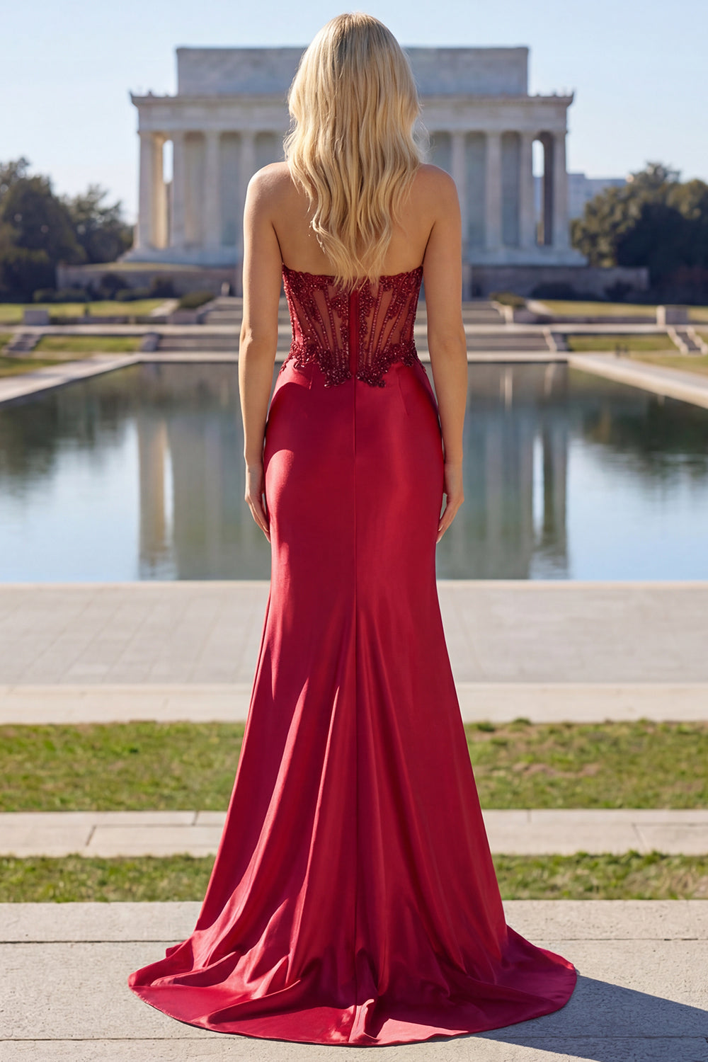 Vestido de Noche Sirena sin Tirantes Borgoña con Corsé, Satén, Abalorios y Abertura