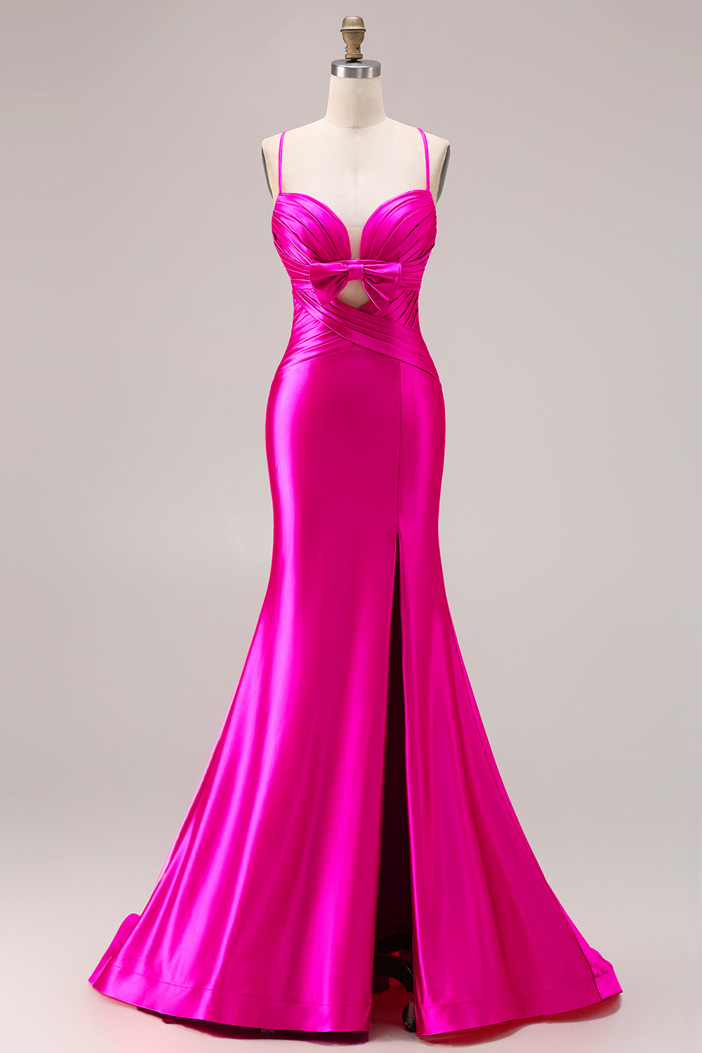 Robe de bal longue en satin plissé fuchsia coupe sirène avec découpes et nœud, et fente