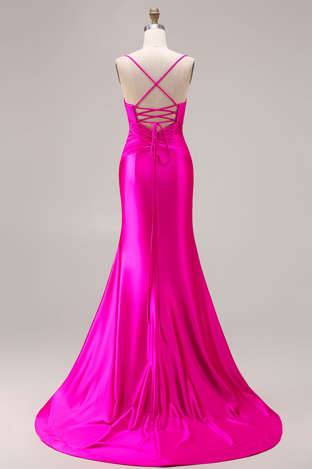 Robe de bal longue en satin plissé fuchsia coupe sirène avec découpes et nœud, et fente
