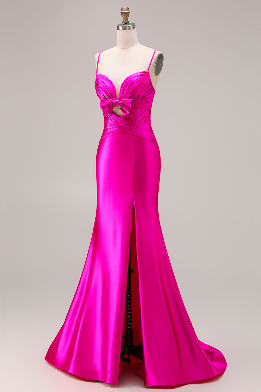 Robe de bal longue en satin plissé fuchsia coupe sirène avec découpes et nœud, et fente