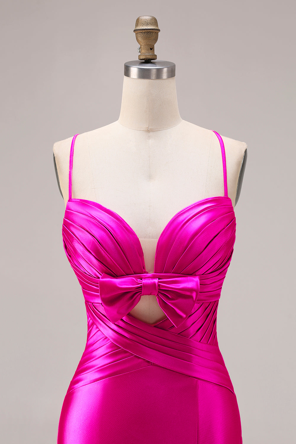Robe de bal longue en satin plissé fuchsia coupe sirène avec découpes et nœud, et fente