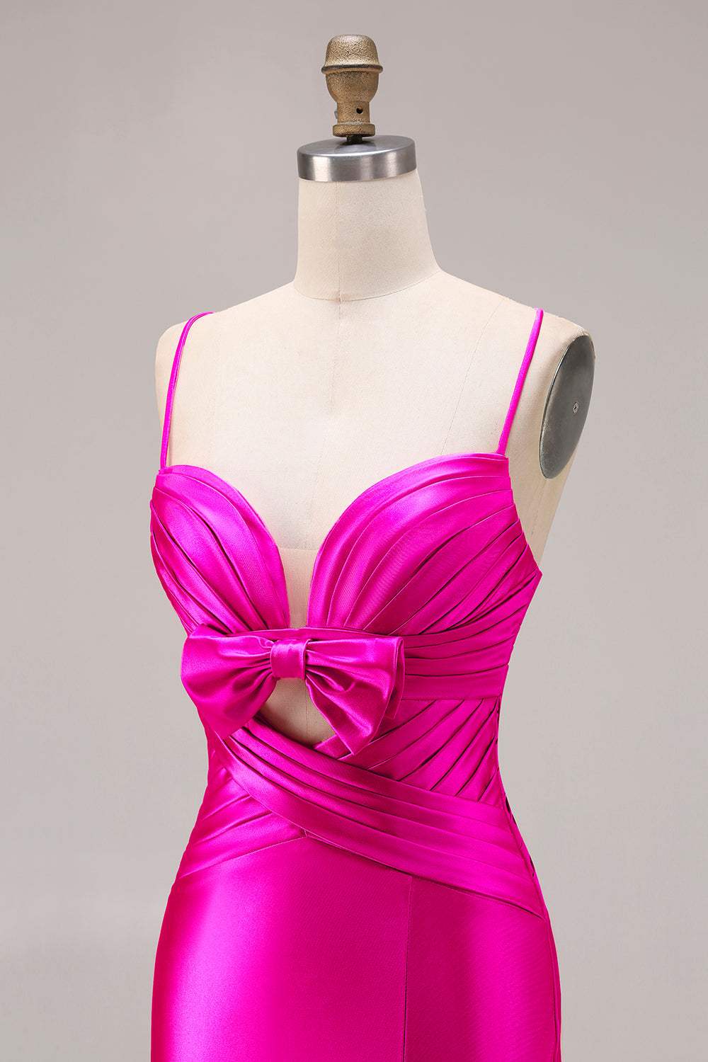 Robe de bal longue en satin plissé fuchsia coupe sirène avec découpes et nœud, et fente