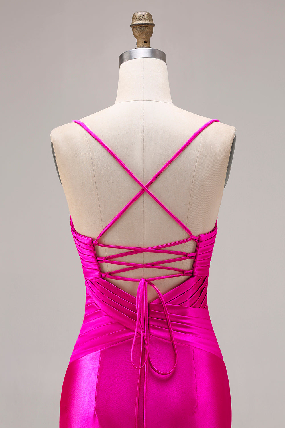Robe de bal longue en satin plissé fuchsia coupe sirène avec découpes et nœud, et fente