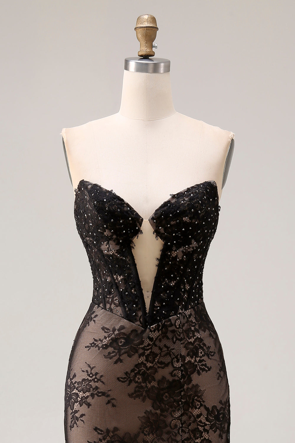 Robe de bal longue sirène sans bretelles en dentelle noire perlée avec fente