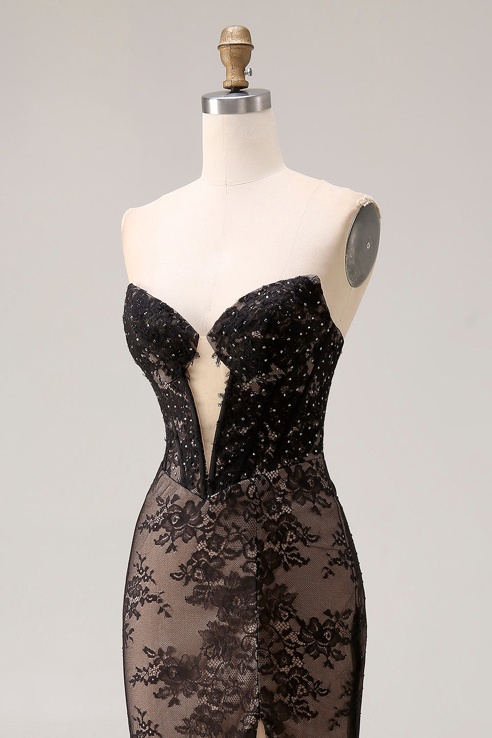 Robe de bal longue sirène sans bretelles en dentelle noire perlée avec fente