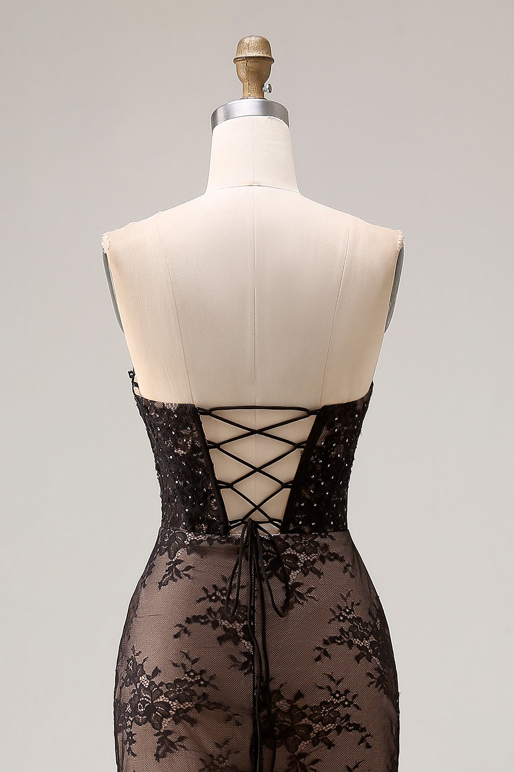 Robe de bal longue sirène sans bretelles en dentelle noire perlée avec fente