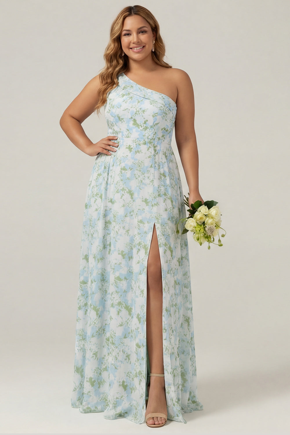 Robe longue de demoiselle d'honneur grande taille fourreau asymétrique à imprimé floral bleu et blanc, avec fente.