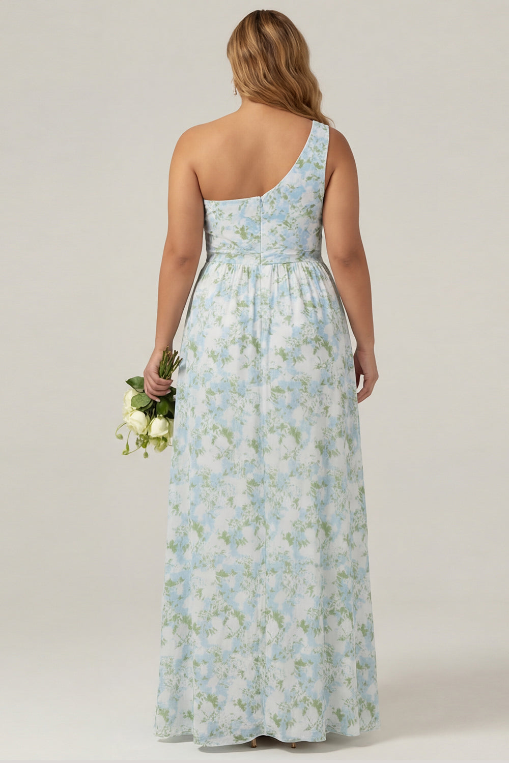 Robe longue de demoiselle d'honneur grande taille fourreau asymétrique à imprimé floral bleu et blanc, avec fente.
