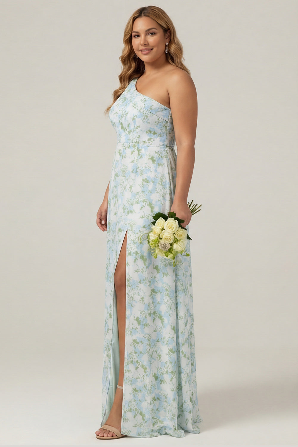 Robe longue de demoiselle d'honneur grande taille fourreau asymétrique à imprimé floral bleu et blanc, avec fente.