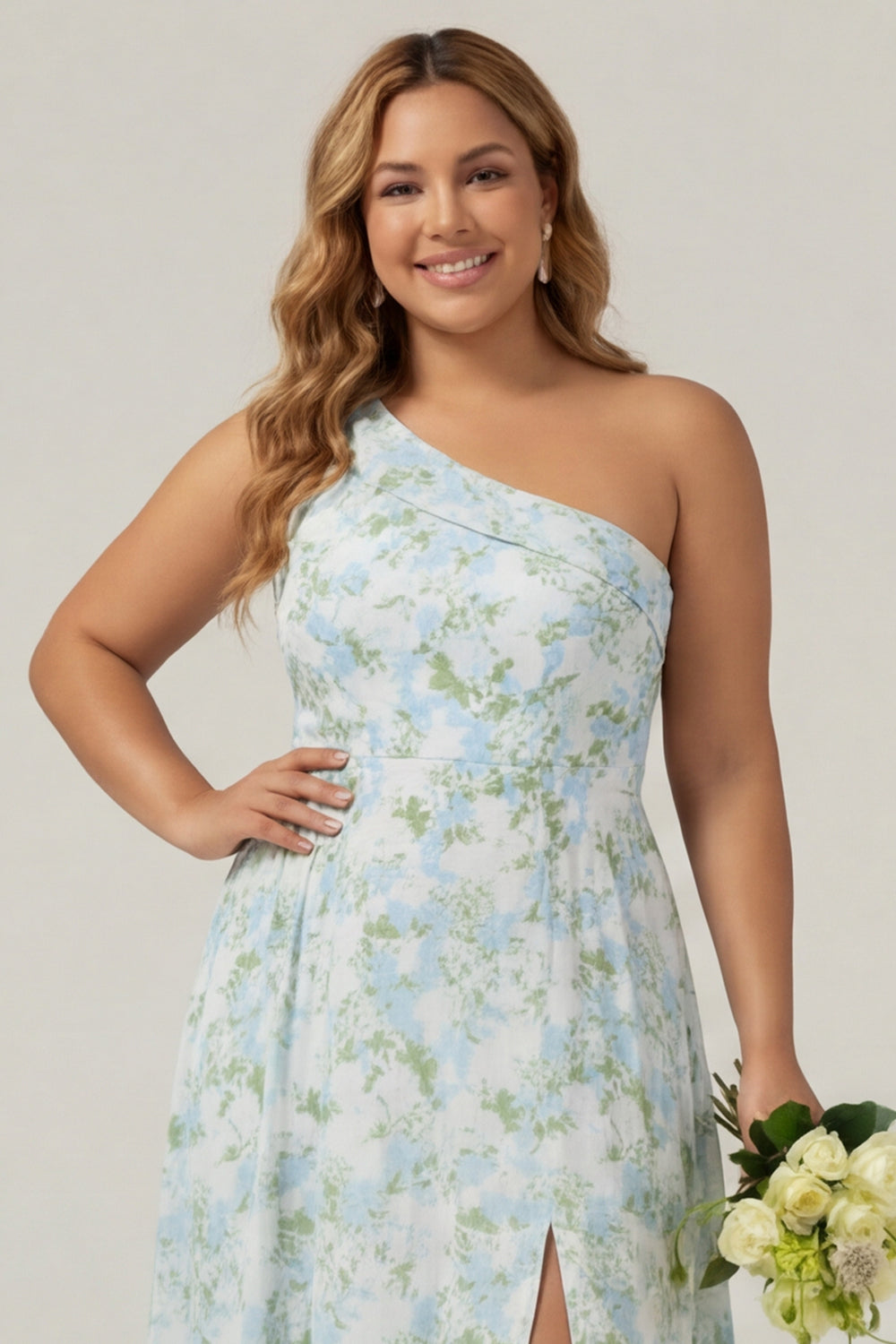 Robe longue de demoiselle d'honneur grande taille fourreau asymétrique à imprimé floral bleu et blanc, avec fente.