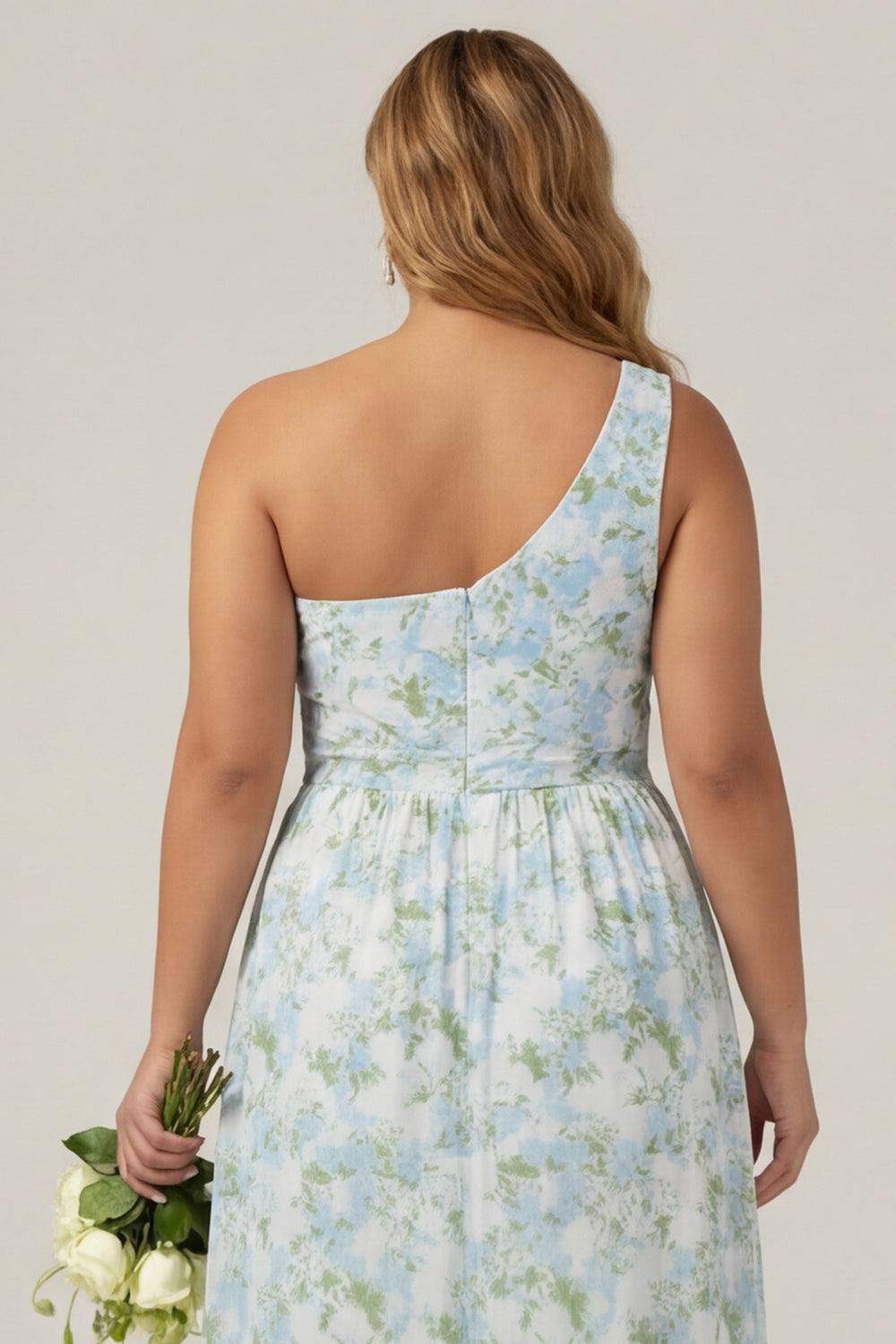 Robe longue de demoiselle d'honneur grande taille fourreau asymétrique à imprimé floral bleu et blanc, avec fente.