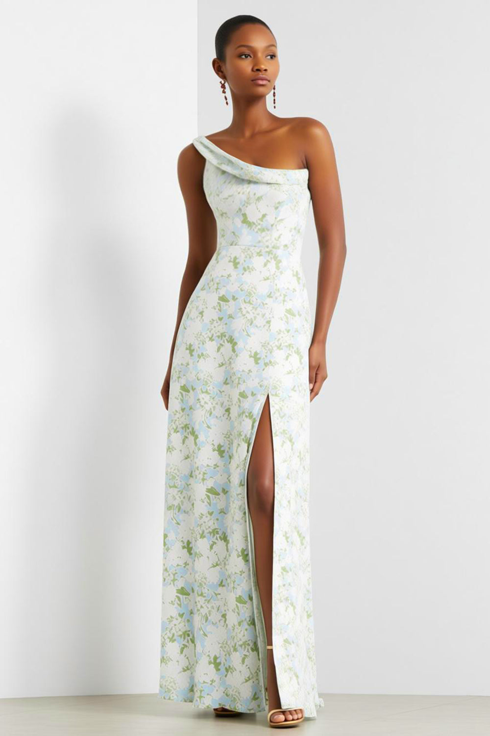 Robe longue de demoiselle d'honneur fourreau à imprimé floral bleu et blanc, avec une épaule dénudée et une fente