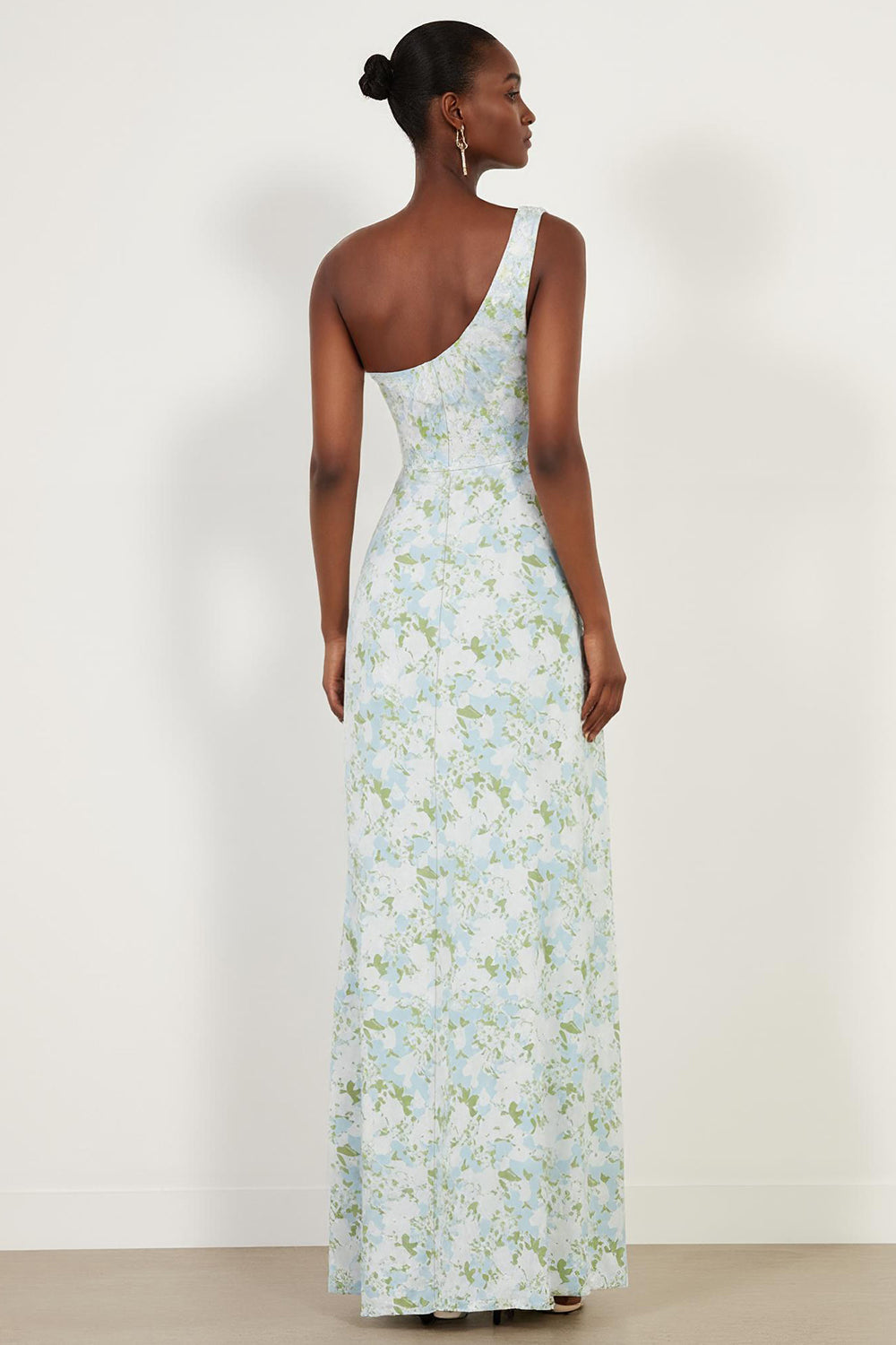 Robe longue de demoiselle d'honneur fourreau à imprimé floral bleu et blanc, avec une épaule dénudée et une fente